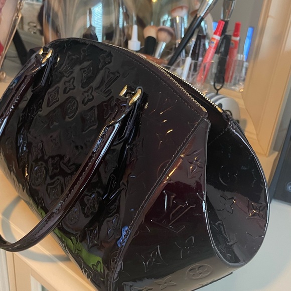 Louis Vuitton - Picture 1 of 9